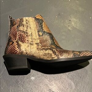Women's Snakeskin Pattern Ankle Booties
